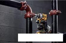 Гайковерт DeWalt DCF921P2T-QW (с 2-мя АКБ, кейс)