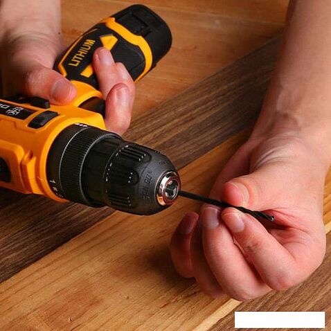 Дрель-шуруповерт Deko Banger SET 93 063-4168 (с 2-мя АКБ, кейс, набор оснастки)