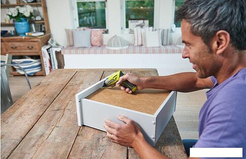 Электроотвертка Ryobi ERGO-A2 5133003409 (с кейсом и насадками)