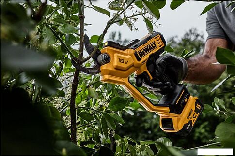 Секатор DeWalt DCMPP568P1 (с 1-им АКБ)