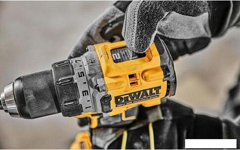 Дрель-шуруповерт DeWalt DCD800E2T (с 2-мя АКБ, кейс)