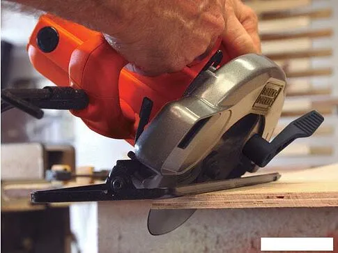 Дисковая пила Black & Decker CS1004