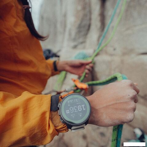 Умные часы Suunto Vertical Titanium Solar (черный/песочный)