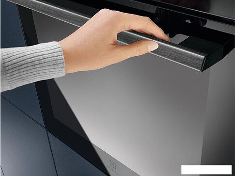 Электрический духовой шкаф Electrolux SteamBoost 800 EOB8S39WZ