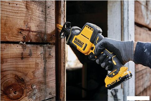 Сабельная пила DeWalt DCS312D2 (с 2-мя АКБ, кейс)