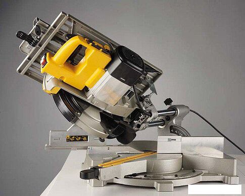 Дисковая пила DeWalt D27111