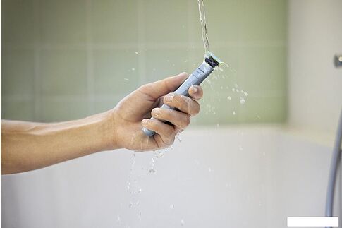 Универсальный триммер Philips OneBlade First Shave QP1324/20