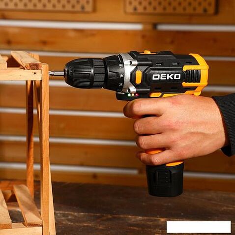 Дрель-шуруповерт Deko DKCD12V 083-1006 (с 2-мя АКБ, кейс)
