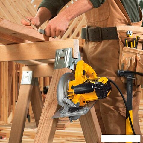 Дисковая пила DeWalt DWE575K