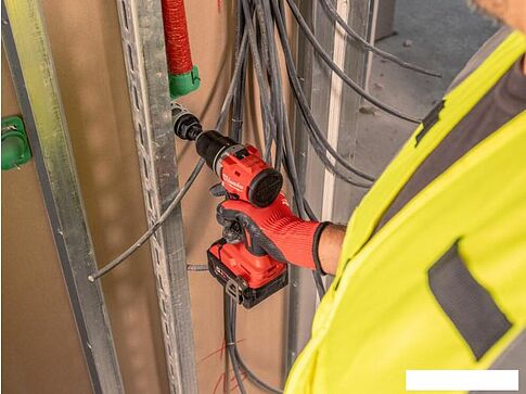 Дрель-шуруповерт Milwaukee M18 M18BLDDRC-402C 4933492834 (с 2-мя АКБ 4 Ач, кейс)
