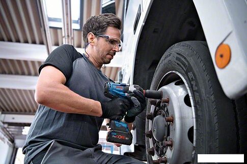 Гайковерт Bosch GDS 18V-1000 Professional 06019J8304 (с 2-мя АКБ, кейс)