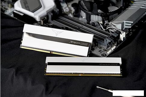 Оперативная память Team T-Force Xtreem ARGB 2x16ГБ DDR4 4000 МГц TF13D432G4000HC18LDC01