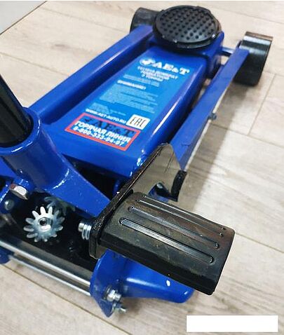 Подкатной домкрат AE&T T31101A 3т