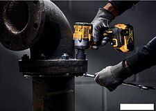Гайковерт DeWalt DCF922P2T (с 2-мя АКБ, кейс)