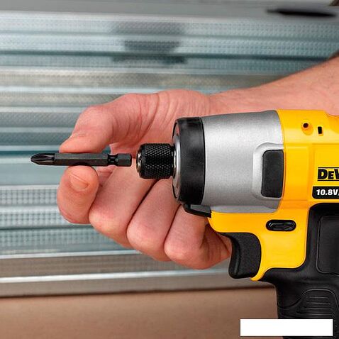 Шуруповерт DeWalt DCF815D2