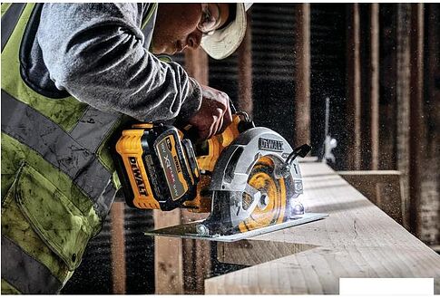 Дисковая (циркулярная) пила DeWalt DCS573NT-XJ (без АКБ, кейс)