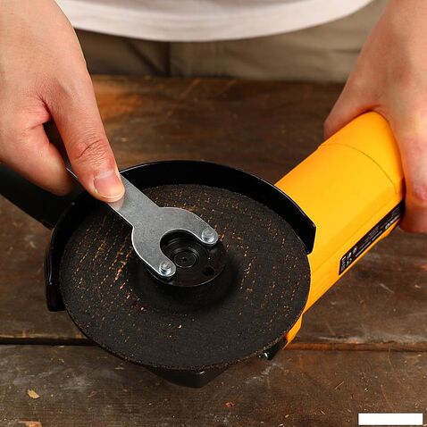 Угловая шлифмашина Deko ZKAG1250 081-1010