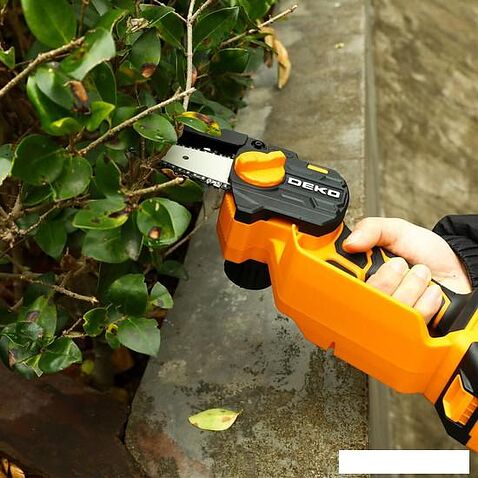 Аккумуляторная пила Deko DKCHS 20-4 063-4480 (с 1-им АКБ)