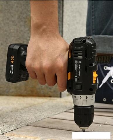 Дрель-шуруповерт Deko GCD20DU3 SET 4 063-4144 (с 2-мя АКБ, кейс, набор оснастки)