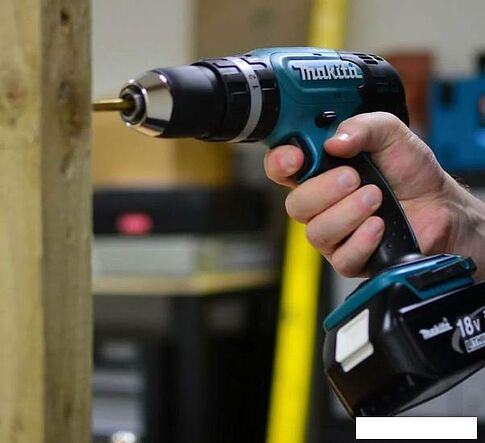 Ударная дрель-шуруповерт Makita DHP453RAJ (с 2-мя АКБ 2 Ач, кейс)