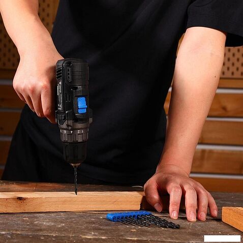 Дрель-шуруповерт Deko DKCD12 083-1113 (с 2-мя АКБ, кейс)