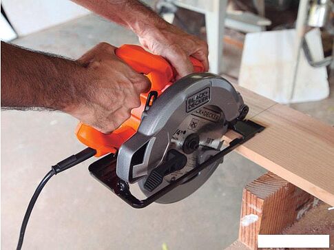 Дисковая пила Black & Decker CS1004