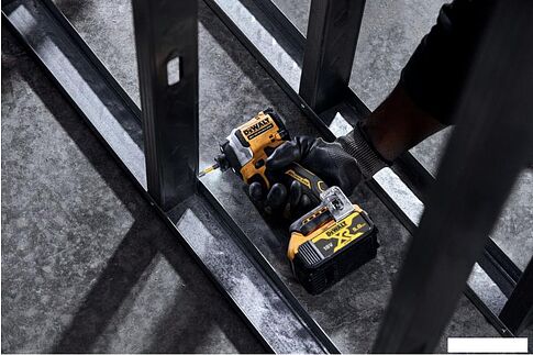 Винтоверт DeWalt DCF850NT (без АКБ, кейс)