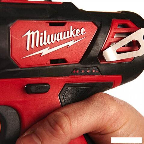 Ударная дрель-шуруповерт Milwaukee M12 BPD-202C 4933441940 (с 2-мя АКБ, кейс)