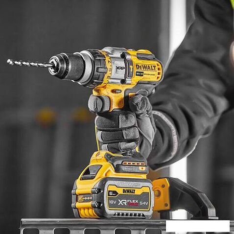 Ударная дрель-шуруповерт DeWalt DCD999NT (без АКБ, кейс)