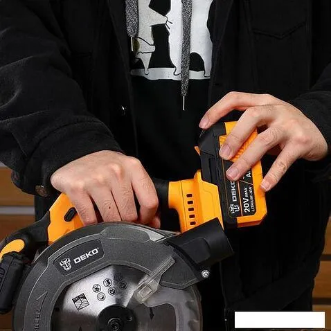 Дисковая (циркулярная) пила Deko DKCS20 063-4024 (с 2-мя АКБ, кейс)