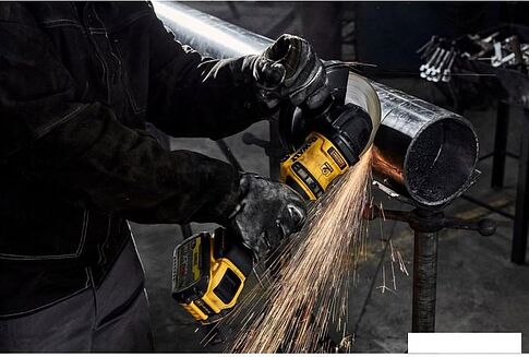 Угловая шлифмашина DeWalt DCG440N (без АКБ)