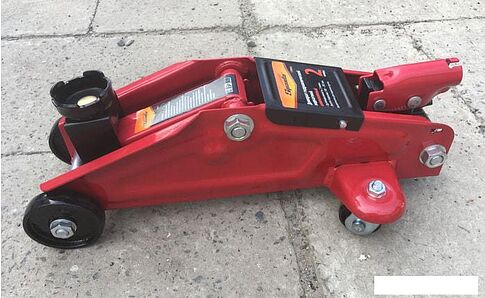 Подкатной домкрат Sparta 510084 2т