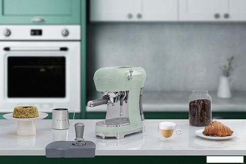 Рожковая кофеварка Smeg ECF02PGEU