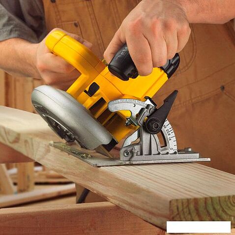 Дисковая пила DeWalt DWE575K