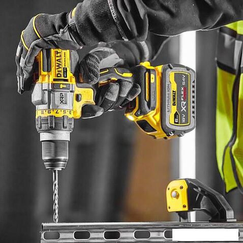 Ударная дрель-шуруповерт DeWalt DCD999NT (без АКБ, кейс)