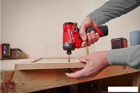 Винтоверт Milwaukee M12 FUEL M12FID2-0 4933479876 (без АКБ)