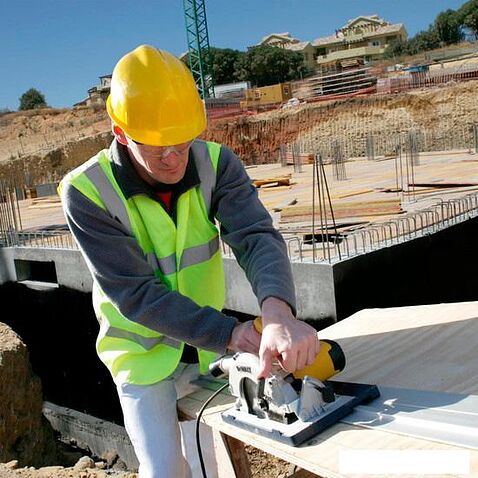 Дисковая пила DeWalt DWE575K