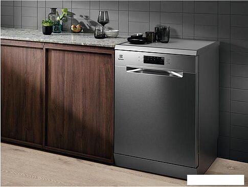 Отдельностоящая посудомоечная машина Electrolux ESA47210SX