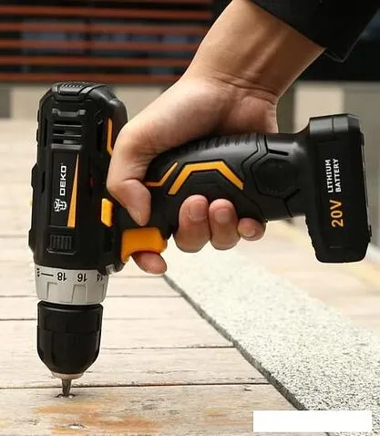 Дрель-шуруповерт Deko GCD20DU3 SET 4 063-4144 (с 2-мя АКБ, кейс, набор оснастки)