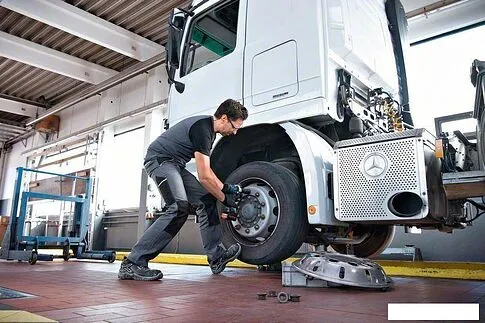 Гайковерт Bosch GDS 18V-1000 Professional 06019J8304 (с 2-мя АКБ, кейс)