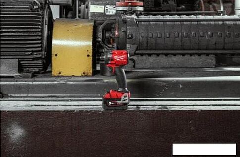 Гайковерт Milwaukee M18 FIW2F12-502X 4933478444 (с 2-мя АКБ, кейс)