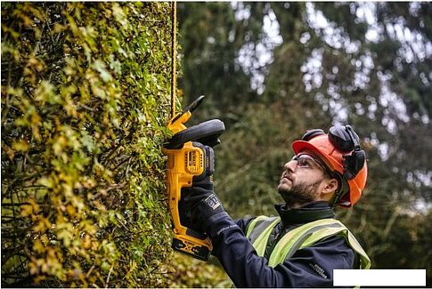 Кусторез DeWalt DCMHT563N-XJ (без АКБ)