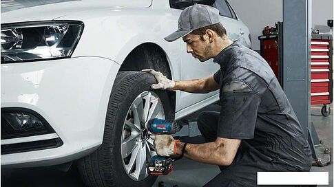 Гайковерт Bosch GDS 18V-400 Professional 06019K0020 (с 2-мя АКБ, кейс)