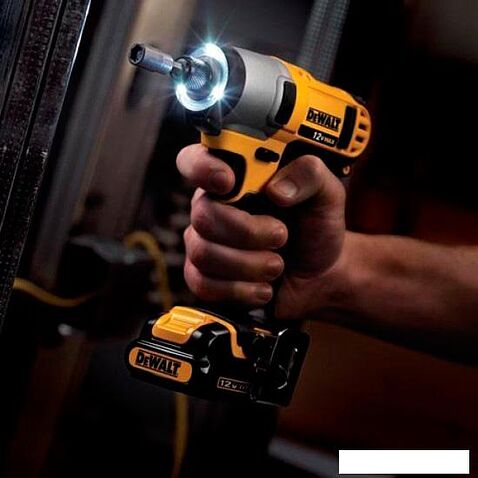Шуруповерт DeWalt DCF815D2