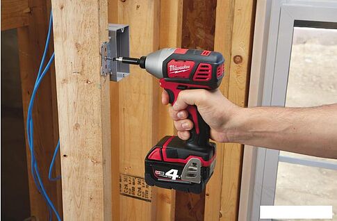 Ударный винтоверт Milwaukee M18 BID-402C [4933443580]