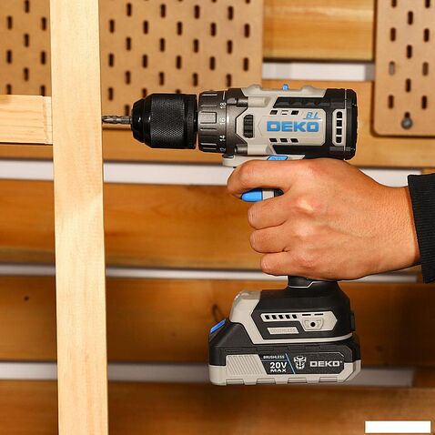 Дрель-шуруповерт Deko ZKCD20V One+ 084-1003 (с 2-мя АКБ, кейс)