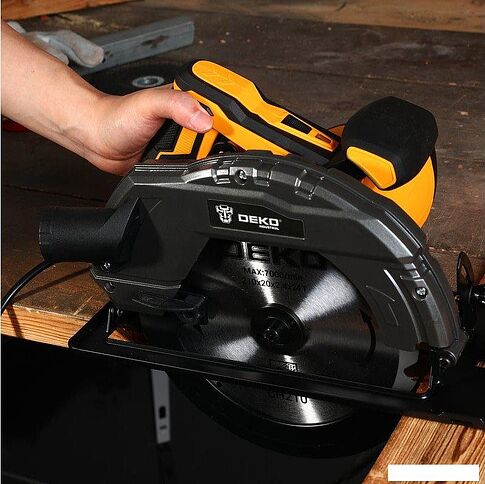 Дисковая (циркулярная) пила Deko DKCS2300W 084-1050