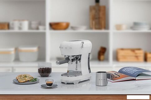 Рожковая кофеварка Smeg ECF02WHEU