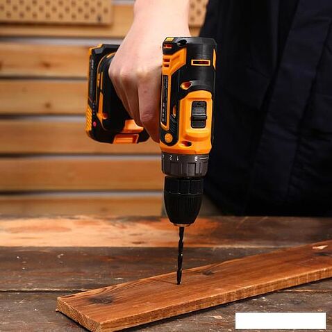 Дрель-шуруповерт Deko DKCD20V 080-1002 (с 2-мя АКБ, кейс, оснастка)