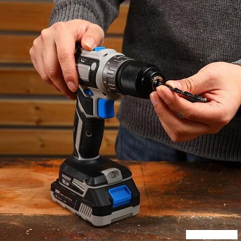 Дрель-шуруповерт Deko DKCD20V One Set63 083-1038 (с 2-мя АКБ, кейс)